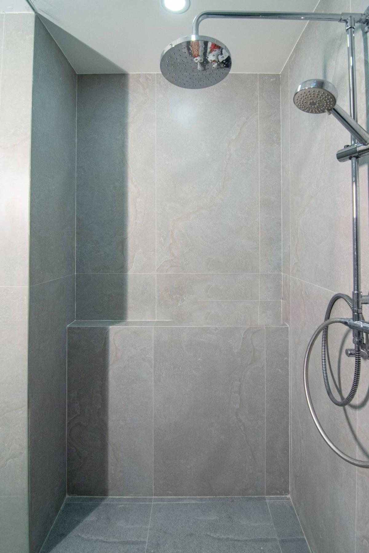 ขายคอนโดสมุทรปราการ สำโรง : 03/04/2026, รวมค่าโอนคอนโดหรู 2 ห้องนอน ใจกลางพร้อมพงษ์! 
Siamese Gioia ขนาด 73 ตร.ม. เพียง 8.5 ล้านเท่านั้น! 0642748883