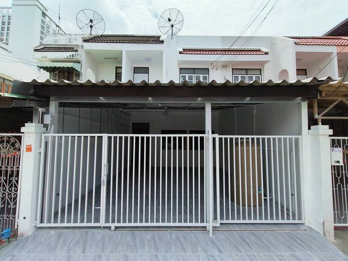 For RentTownhomeRatchadapisek, Huaikwang, Suttisan : Rent a new renovation. Townhouse Near Saphan Khwai BTS Station, 24,000 baht.