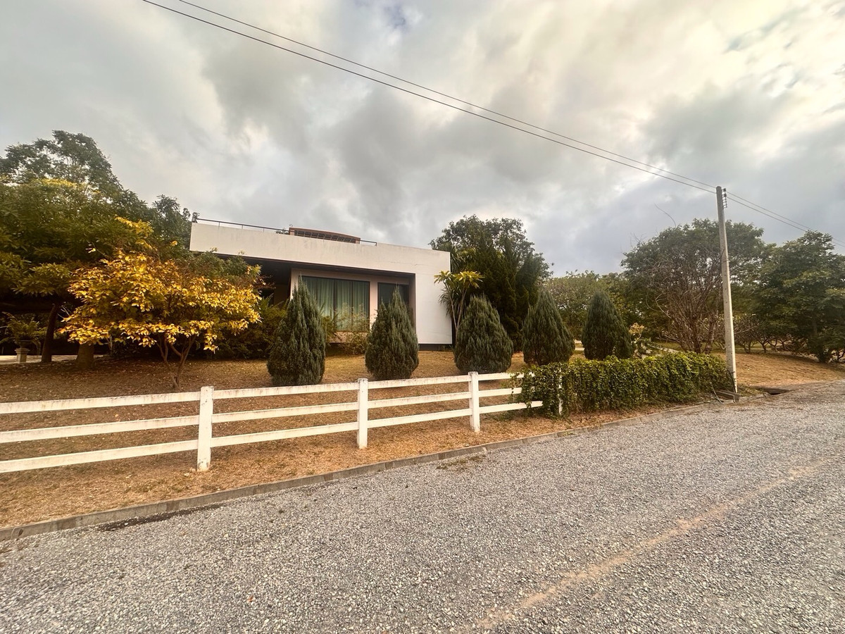 ขายที่ดินปากช่อง เขาใหญ่ : เเบ่งขายไปหลายเเปลง ขายที่ดินเขาใหญ่ สวยสมญานามสวิตเซอร์เเลนด์เมืองไทย เเปลงอยู่บนเนินเห็นภูเขายาวจากซ้ายจรดขวา ที่ดินสูงจากระดับน้ำทะเลประมาณ 370 เมตร อยู่ในโครงการปลอดภัย น้ำไฟถนนเเละสาธารณูปโภคครบ