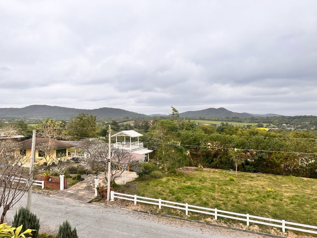 ขายที่ดินปากช่อง เขาใหญ่ : เเบ่งขายไปหลายเเปลง ขายที่ดินเขาใหญ่ สวยสมญานามสวิตเซอร์เเลนด์เมืองไทย เเปลงอยู่บนเนินเห็นภูเขายาวจากซ้ายจรดขวา ที่ดินสูงจากระดับน้ำทะเลประมาณ 370 เมตร อยู่ในโครงการปลอดภัย น้ำไฟถนนเเละสาธารณูปโภคครบ