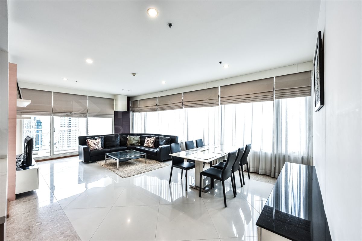 For RentCondoSathorn, Narathiwat : Urgent Rental!! Spacious Room Available in High-Demand Building, Prime Location: Chong Nonsi 🔥The Empire Place🔥 By Jinyanaz