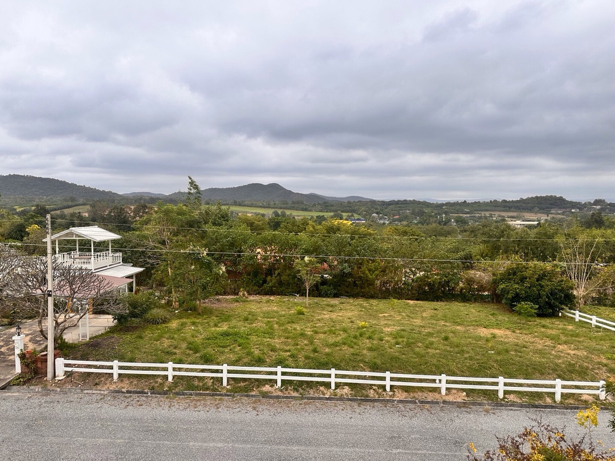 ขายที่ดินปากช่อง เขาใหญ่ : เเบ่งขายไปหลายเเปลง ขายที่ดินเขาใหญ่ สวยสมญานามสวิตเซอร์เเลนด์เมืองไทย เเปลงอยู่บนเนินเห็นภูเขายาวจากซ้ายจรดขวา ที่ดินสูงจากระดับน้ำทะเลประมาณ 370 เมตร อยู่ในโครงการปลอดภัย น้ำไฟถนนเเละสาธารณูปโภคครบ