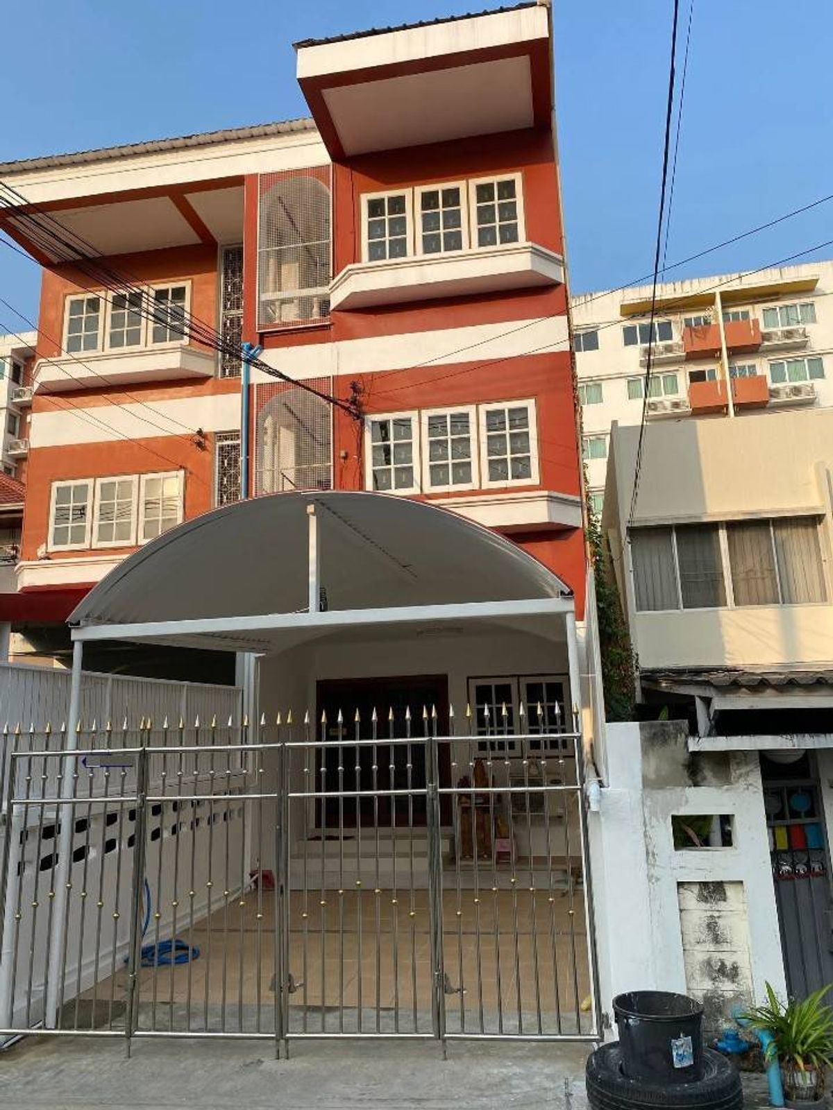 ให้เช่าทาวน์โฮมลาดพร้าว เซ็นทรัลลาดพร้าว : ให้เช่าทาวน์โฮม4ชั้น ถนนลาดพร้าว29 แอร์เฟอร์นิเจอร์ครบ มี4ห้องนอน5ห้องน้ำ ราคาเช่าเดือนละ30,000บาท