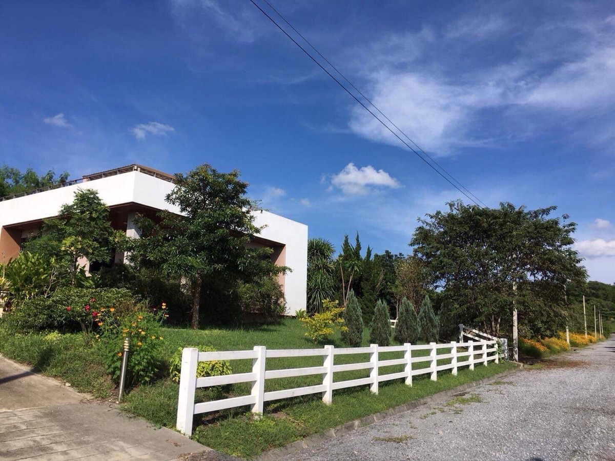 ขายที่ดินปากช่อง เขาใหญ่ : เเบ่งขายไปหลายเเปลง ขายที่ดินเขาใหญ่ สวยสมญานามสวิตเซอร์เเลนด์เมืองไทย เเปลงอยู่บนเนินเห็นภูเขายาวจากซ้ายจรดขวา ที่ดินสูงจากระดับน้ำทะเลประมาณ 370 เมตร อยู่ในโครงการปลอดภัย น้ำไฟถนนเเละสาธารณูปโภคครบ