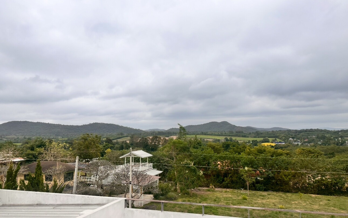 ขายที่ดินปากช่อง เขาใหญ่ : เเบ่งขายไปหลายเเปลง ขายที่ดินเขาใหญ่ สวยสมญานามสวิตเซอร์เเลนด์เมืองไทย เเปลงอยู่บนเนินเห็นภูเขายาวจากซ้ายจรดขวา ที่ดินสูงจากระดับน้ำทะเลประมาณ 370 เมตร อยู่ในโครงการปลอดภัย น้ำไฟถนนเเละสาธารณูปโภคครบ