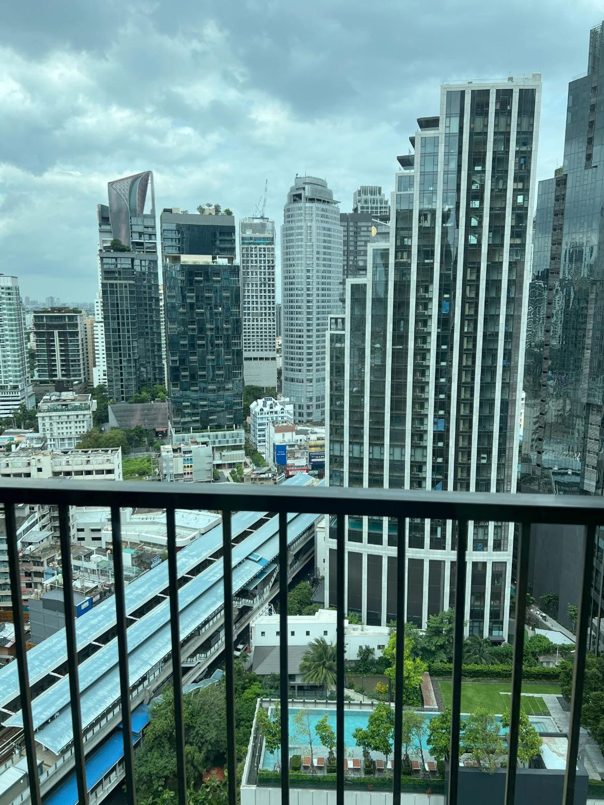 ให้เช่าคอนโดสุขุมวิท อโศก ทองหล่อ : ให้เช่าคอนโด Noble Remix Thonglor 2 ห้องนอน ทำเลดีเยี่ยม ติด BTS ทองหล่อ พร้อมทางเชื่อมเข้าตัวโครงการ