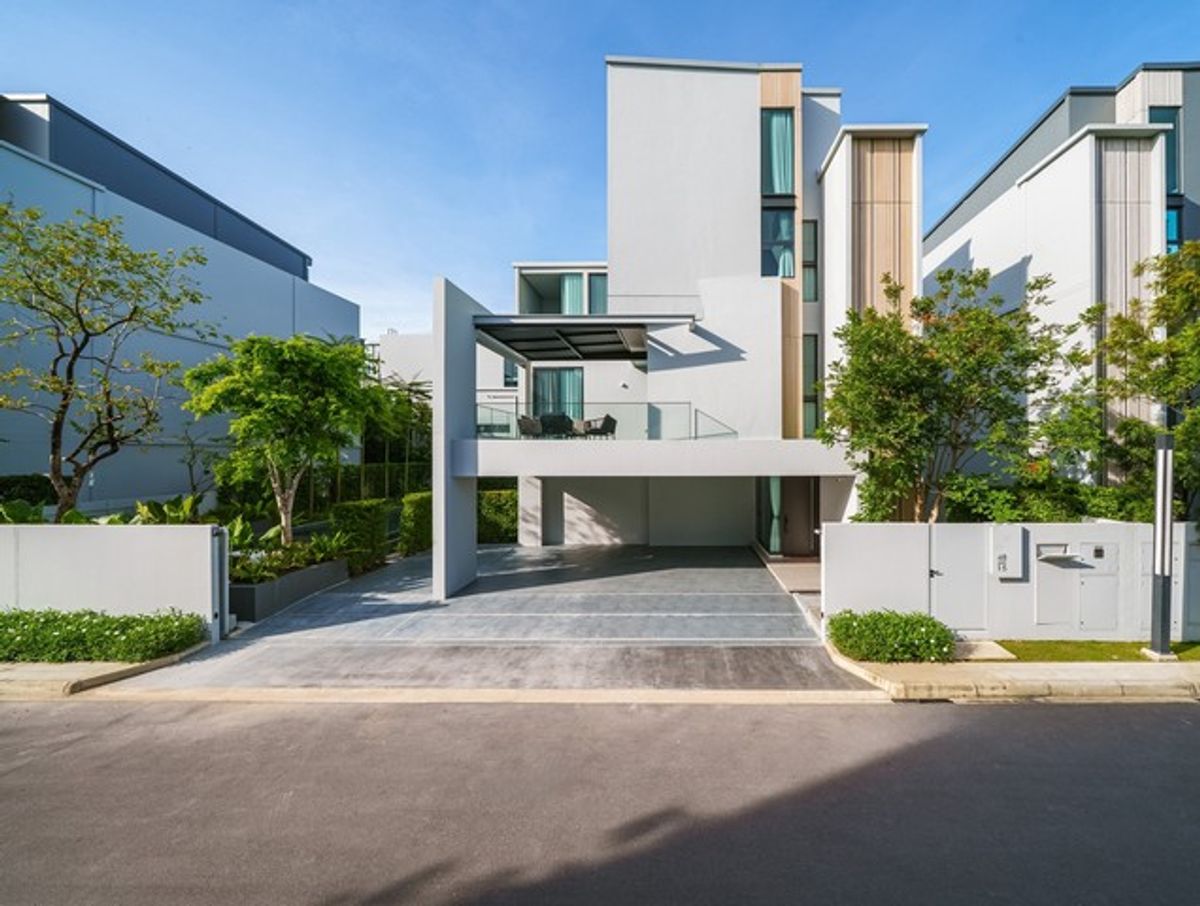 For RentHousePattanakan, Srinakarin : HR2807 For RENT: 3-Storey Details with Elevator Project: Vive Krungthep Kreetha (Next to Wellington International School)