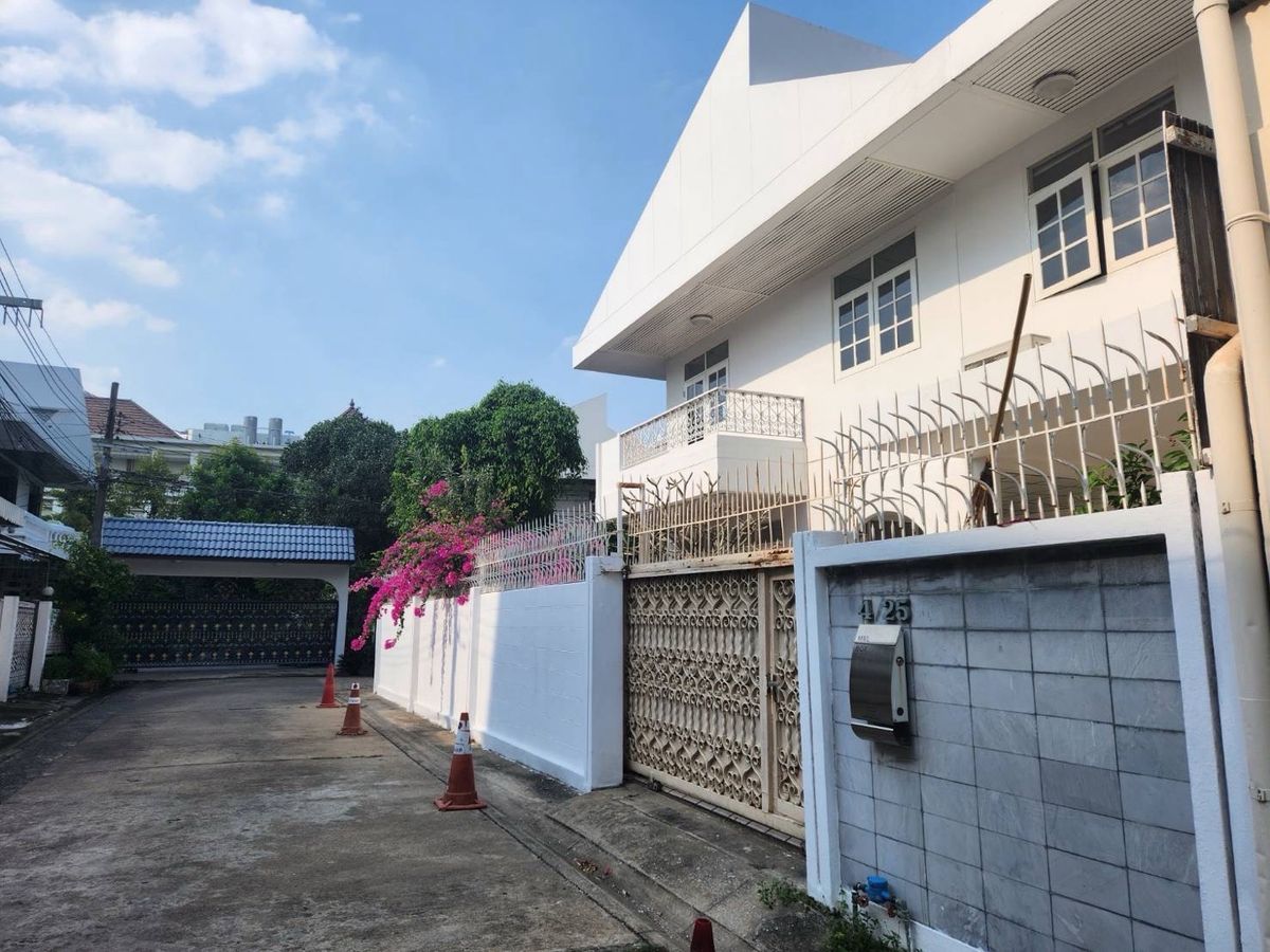 For SaleHouseSathorn, Narathiwat : Land for sale with a 2 -story detached house (according to the condition), cold road 1