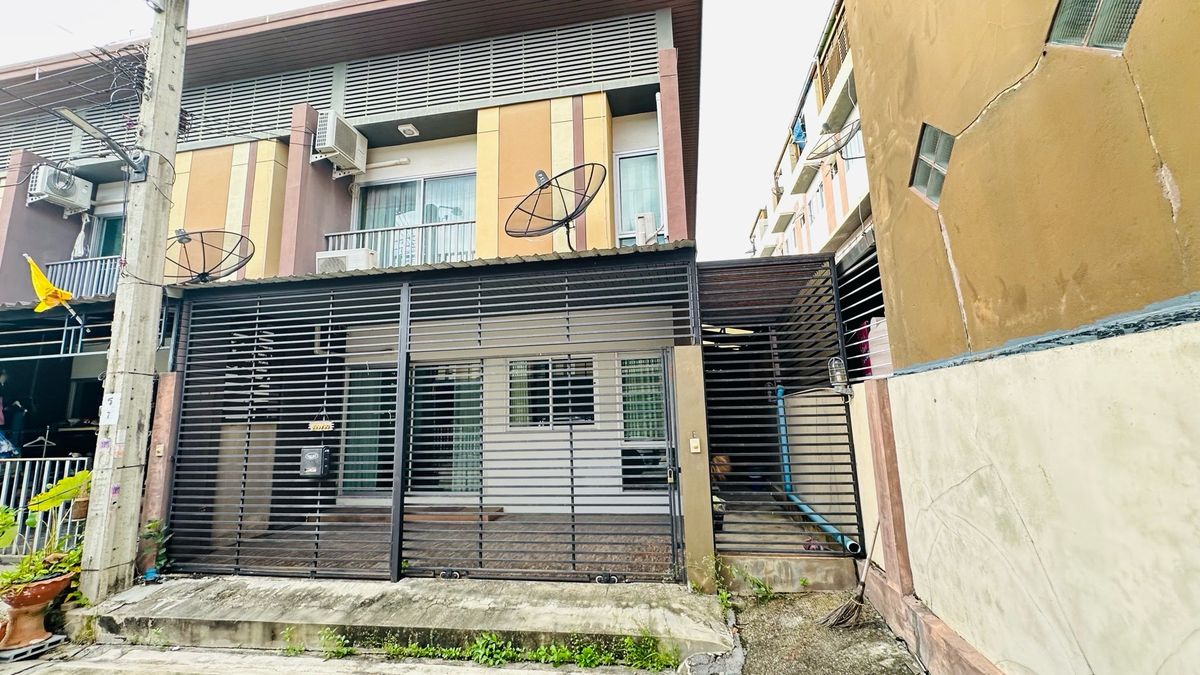 For SaleTownhomeRathburana, Suksawat : Cheap corner house for sale.