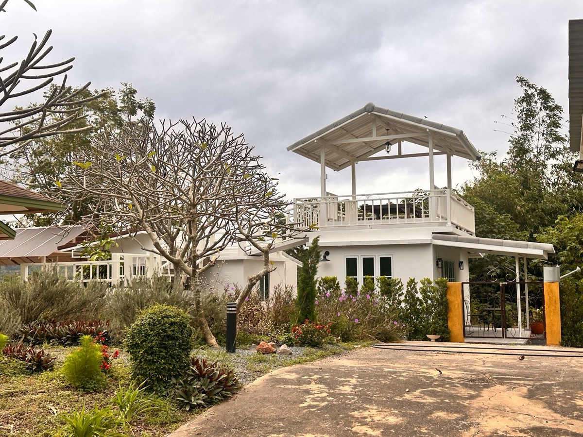 ขายที่ดินปากช่อง เขาใหญ่ : เเบ่งขายไปหลายเเปลง ขายที่ดินเขาใหญ่ สวยสมญานามสวิตเซอร์เเลนด์เมืองไทย เเปลงอยู่บนเนินเห็นภูเขายาวจากซ้ายจรดขวา ที่ดินสูงจากระดับน้ำทะเลประมาณ 370 เมตร อยู่ในโครงการปลอดภัย น้ำไฟถนนเเละสาธารณูปโภคครบ