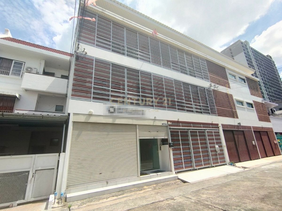 For RentShop HouseSapankwai,Jatujak : Located in the Ladprao area, near MRT Ladprao/Phahonyothin Usable area: 300 sq.m. No.50-CB-65058