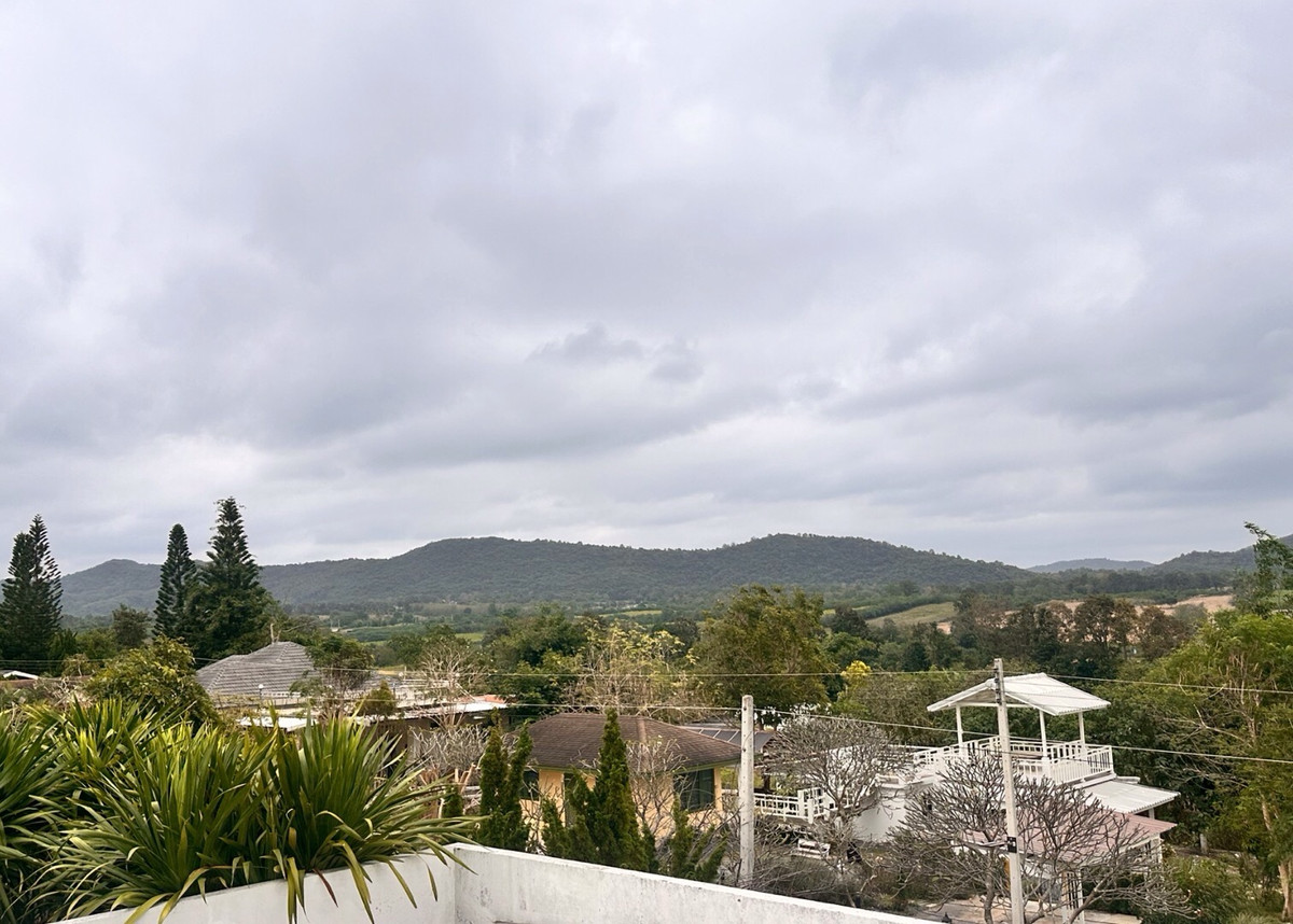 ขายที่ดินปากช่อง เขาใหญ่ : เเบ่งขายไปหลายเเปลง ขายที่ดินเขาใหญ่ สวยสมญานามสวิตเซอร์เเลนด์เมืองไทย เเปลงอยู่บนเนินเห็นภูเขายาวจากซ้ายจรดขวา ที่ดินสูงจากระดับน้ำทะเลประมาณ 370 เมตร อยู่ในโครงการปลอดภัย น้ำไฟถนนเเละสาธารณูปโภคครบ