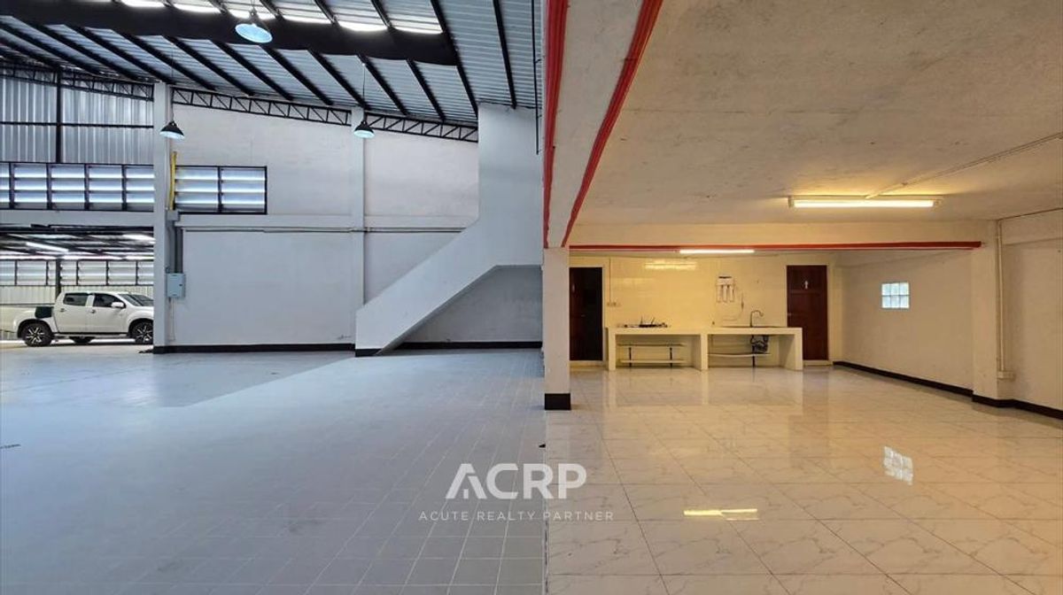 For RentWarehouseSapankwai,Jatujak : Office and warehouse for rent on Soi Lat Phrao 38. Suitable for offices, distribution centers, and storage.