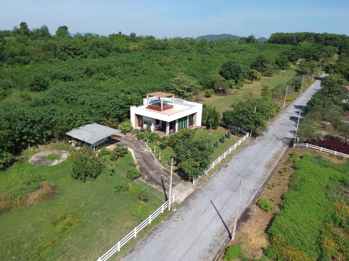 ขายที่ดินปากช่อง เขาใหญ่ : เเบ่งขายไปหลายเเปลง ขายที่ดินเขาใหญ่ สวยสมญานามสวิตเซอร์เเลนด์เมืองไทย เเปลงอยู่บนเนินเห็นภูเขายาวจากซ้ายจรดขวา ที่ดินสูงจากระดับน้ำทะเลประมาณ 370 เมตร อยู่ในโครงการปลอดภัย น้ำไฟถนนเเละสาธารณูปโภคครบ