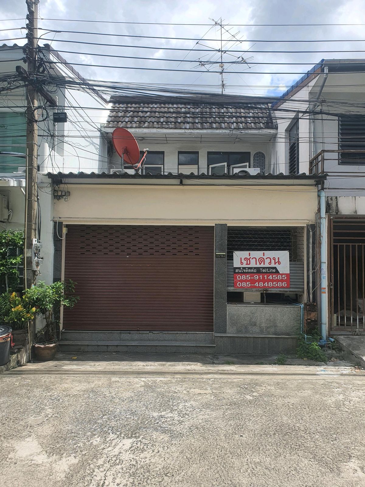 For RentTownhomeLadprao, Central Ladprao : ❤️ให้เช่าทาวน์เฮาส์ 2 ชั้น หมู่บ้านอยู่เจริญ⛳️ลาดพร้าว 18 ⛳️วิภาวดี 20 เเยก 18 เข้าออกได้หลายทาง ✨️ตกแต่ง Renovate ใหม่ เฟอร์นิเจอร์ใหม่

❤️พื้นที่ 24 ตรว ขนาด 2 ห้องนอน 2 ห้องน้ำ 2 ห้องทำงาน (ห้องทำงาน ชั้น 1), มีเเอร์ 5 ตัว ครบทุกห้อง พร้อมอยู่ มีเตียงน