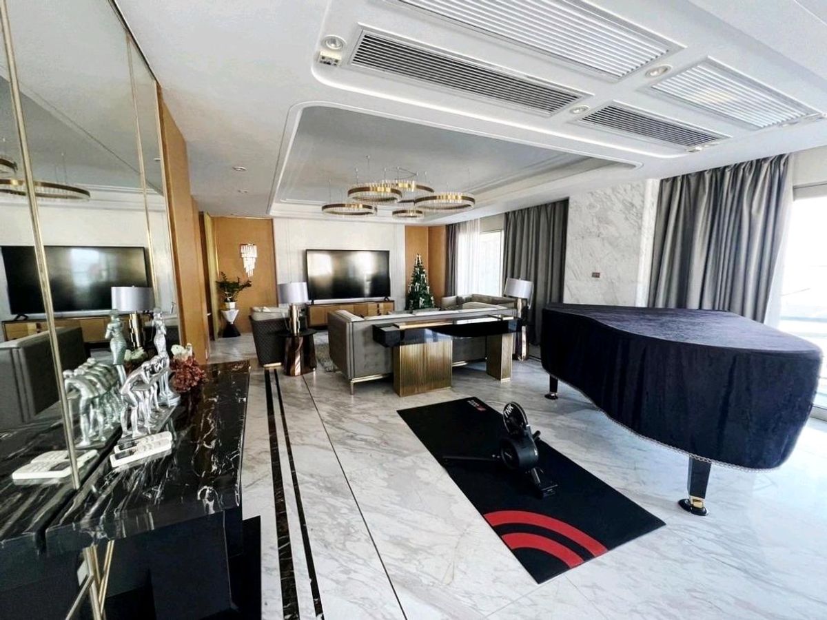 ขายคอนโดสุขุมวิท อโศก ทองหล่อ : 📍Le Raffine Sukhumvit24
Luxury Duplex condo with Private Swimming Pool🏊‍♂️ in Phromphong

Located in Soi Sukhumvit24. Very private only 54 units in building. ✨️