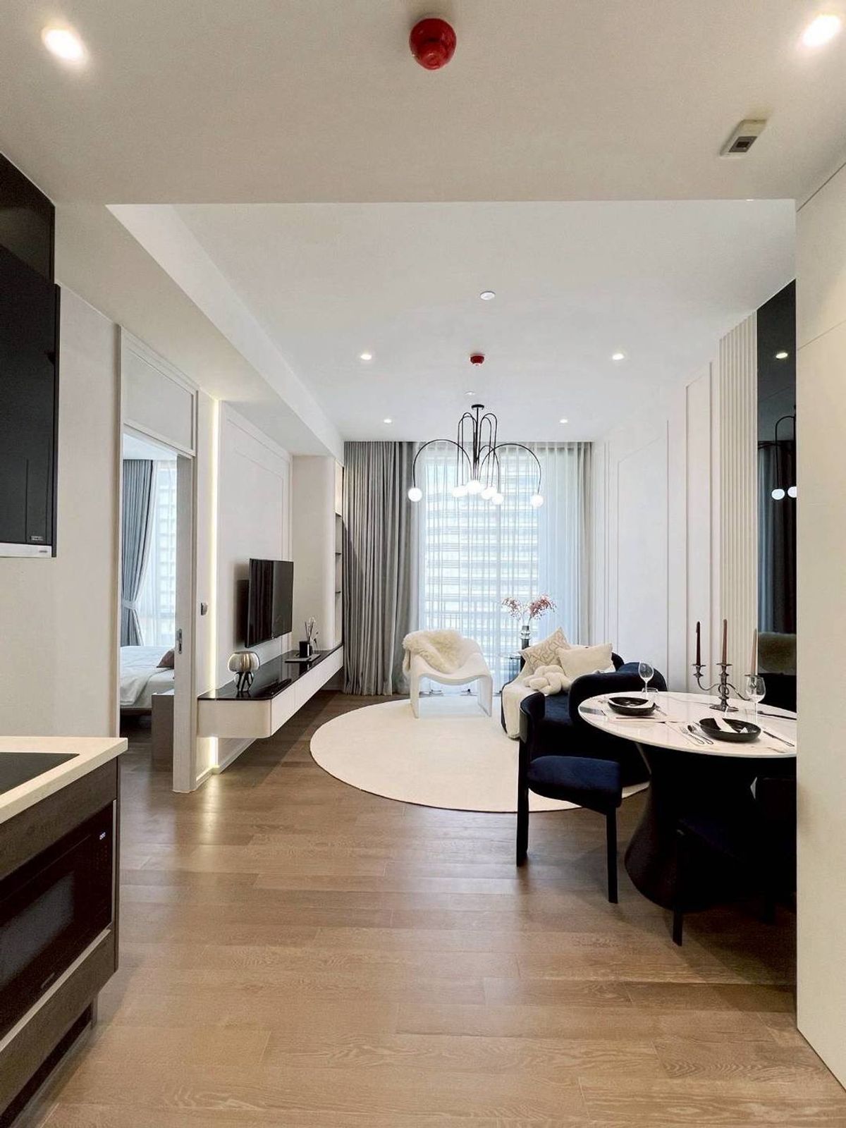 For RentCondoWitthayu, Chidlom, Langsuan, Ploenchit : Luxury Decorations | 1 Bedroom 58 sq.m. with bathtub Fully Furnished. ready to move in