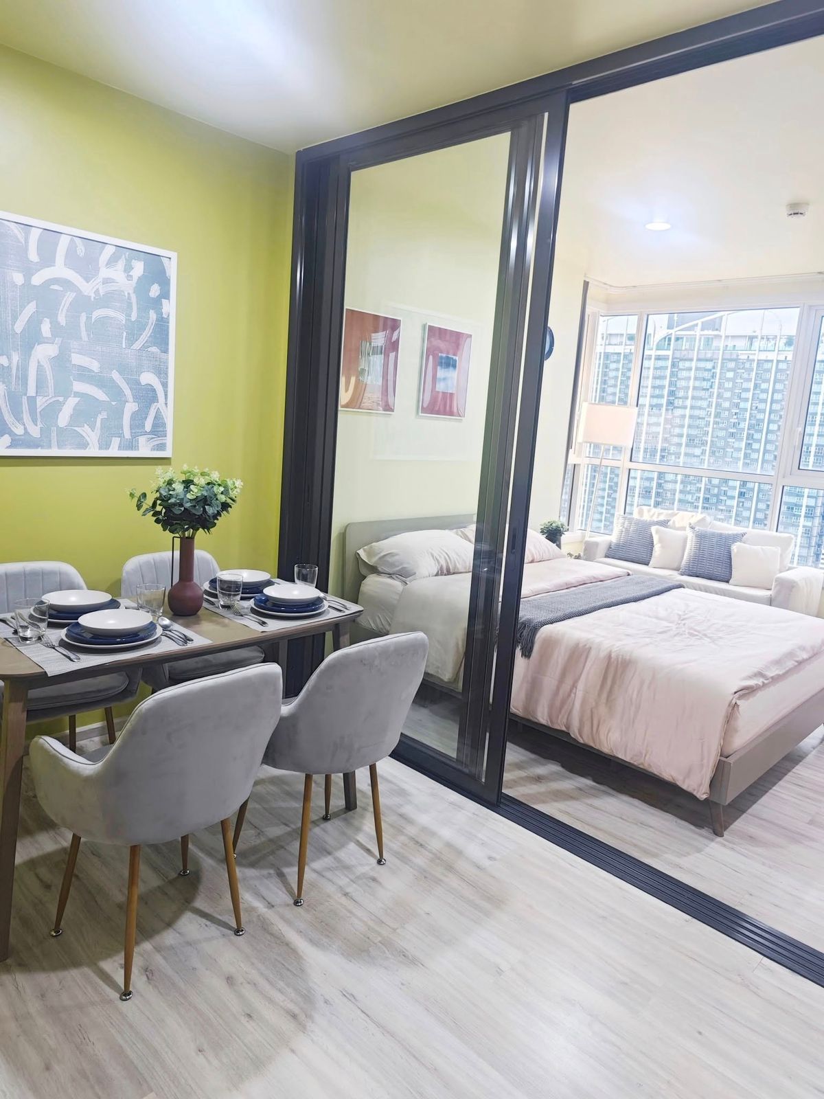 For RentCondoRatchadapisek, Huaikwang, Suttisan : Rent RR777 XT Huaikhwang. Beautiful room, complete furniture near the Huai Khwang MRT.