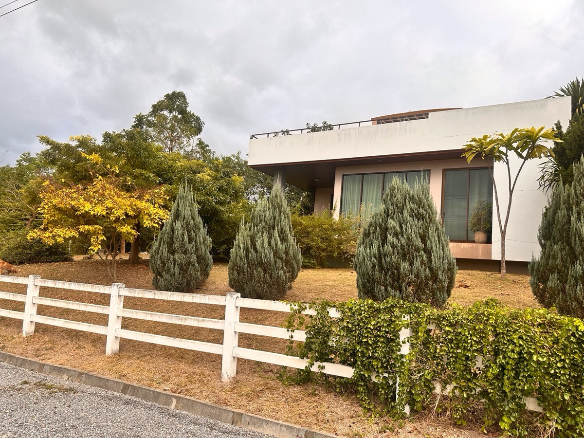 ขายที่ดินปากช่อง เขาใหญ่ : เเบ่งขายไปหลายเเปลง ขายที่ดินเขาใหญ่ สวยสมญานามสวิตเซอร์เเลนด์เมืองไทย เเปลงอยู่บนเนินเห็นภูเขายาวจากซ้ายจรดขวา ที่ดินสูงจากระดับน้ำทะเลประมาณ 370 เมตร อยู่ในโครงการปลอดภัย น้ำไฟถนนเเละสาธารณูปโภคครบ