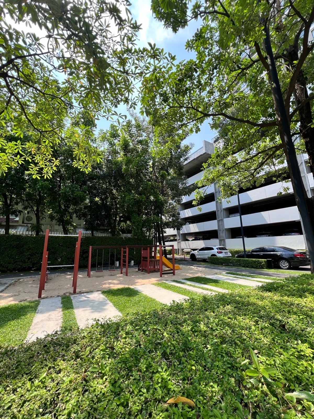 For SaleCondoLadprao, Central Ladprao : 📌 Condo for sale, The Issara Lat Phrao 1 bedroom, 1 bathroom, 54 sq.m., selling 4.9 mb, beautiful room, very good condition, quiet, shady ☎️ 088-753-2858