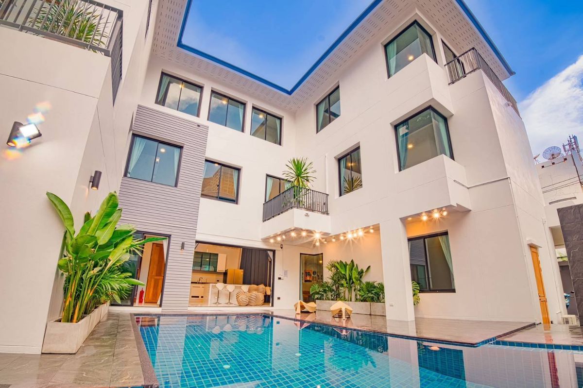 For RentHouseSukhumvit, Asoke, Thonglor : Pluvilla is in the center of the city, 7 bedrooms