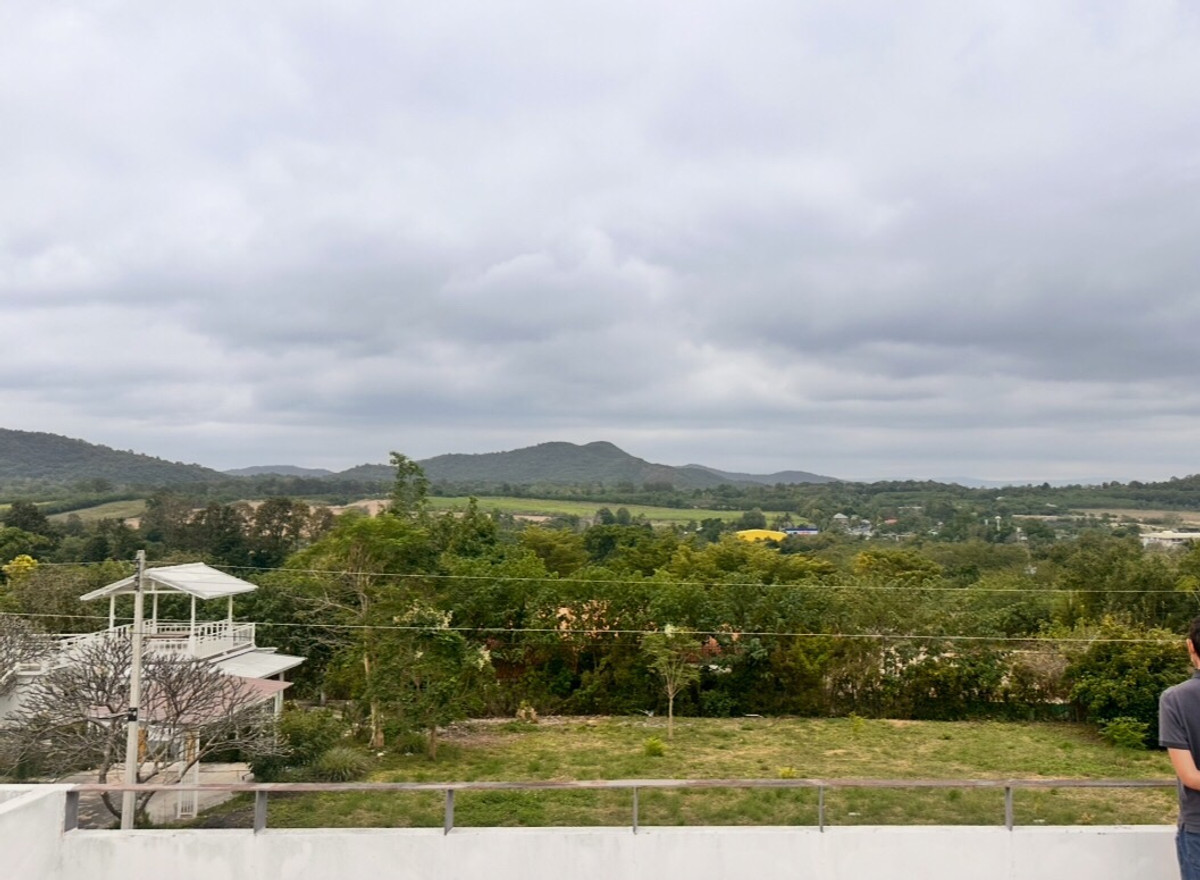 ขายที่ดินปากช่อง เขาใหญ่ : เเบ่งขายไปหลายเเปลง ขายที่ดินเขาใหญ่ สวยสมญานามสวิตเซอร์เเลนด์เมืองไทย เเปลงอยู่บนเนินเห็นภูเขายาวจากซ้ายจรดขวา ที่ดินสูงจากระดับน้ำทะเลประมาณ 370 เมตร อยู่ในโครงการปลอดภัย น้ำไฟถนนเเละสาธารณูปโภคครบ