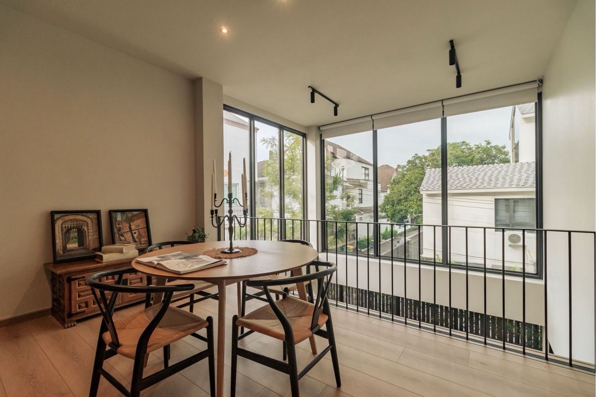 บ้านอ่อนนุช อุดมสุข : ขายพร้อมผู้เช่า 28/2/2570
บ้านหรูทำเลทองใจกลางย่านปรีดี บ้านหรูพร้อมสระว่ายน้ำส่วนตัว ออกแบบเพื่อการพักผ่อนอย่างแท้จริง โอบล้อมด้วยแหล่งชุมชนที่สะดวกสบาย ใช้ชีวิตง่ายดายด้วยการเดินทางที่เชื่อมต่อได้ทุกที่ ใกล้ทางด่วนและสิ่งอำนวยความสะดวกครบครัน