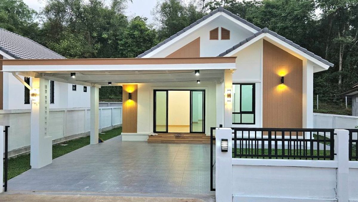 For SaleHouseLampang : 2 storey detached house for sale, Santisuk Village (Ban Samakkhi), ready to stay in the complete size of 62.4 sq.w., ready to transfer Pichai Mueang Lampang