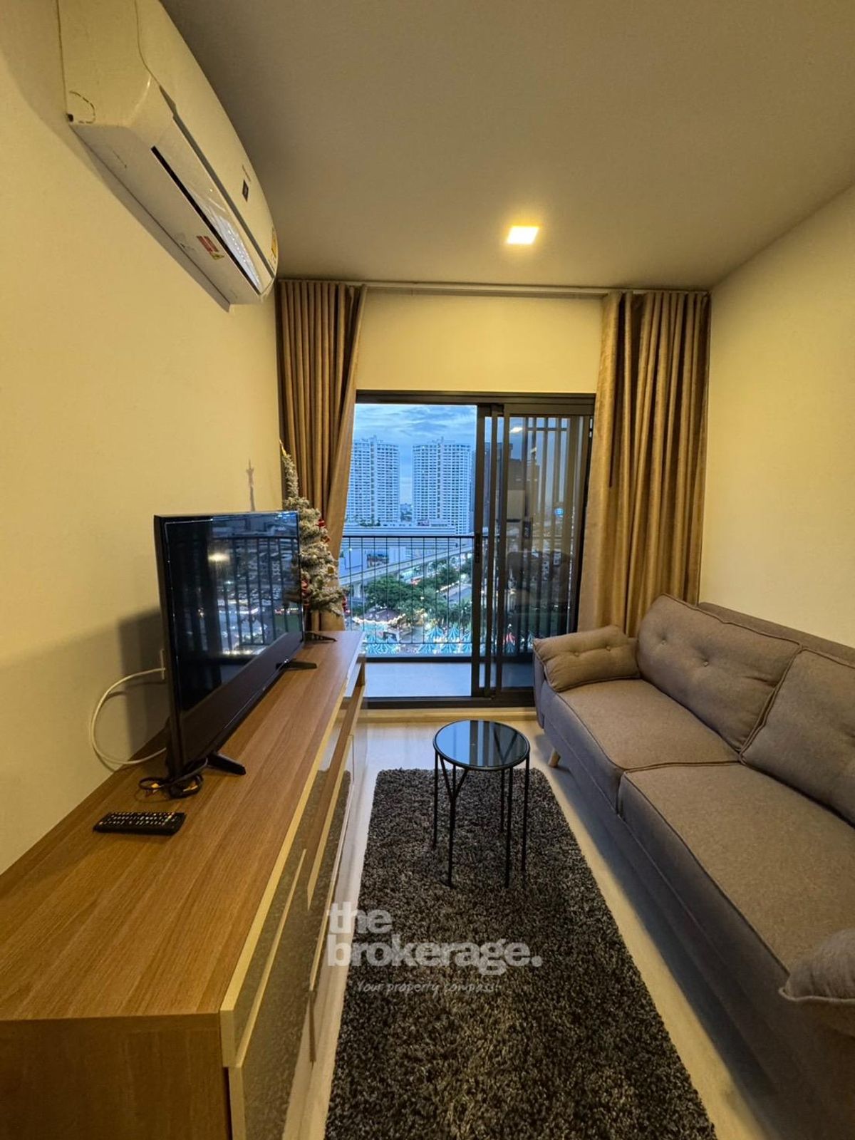 For RentCondoLadprao, Central Ladprao : Line : @thebrokerage Life Phahon-Ladprao 1Bedroom 1Bathroom 35sqm. Corner unit 25,000THB Only!! 