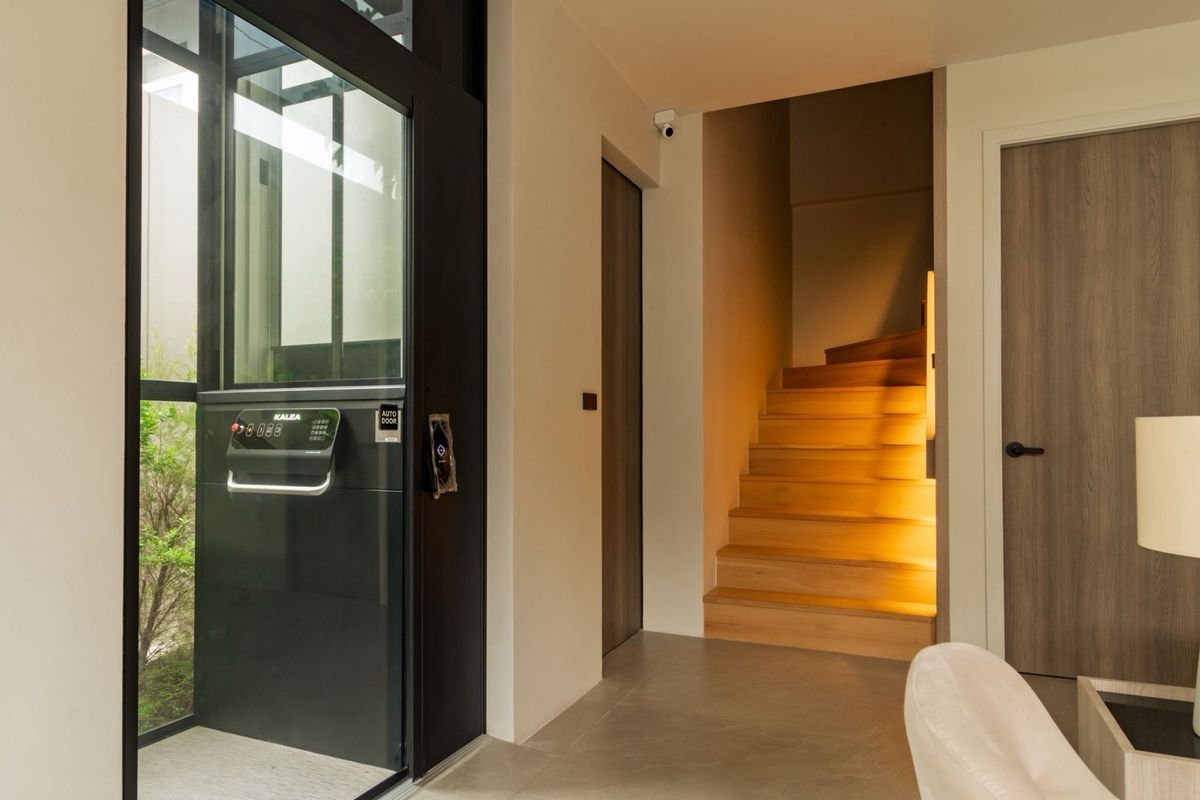 บ้านอ่อนนุช อุดมสุข : ขายพร้อมผู้เช่า 28/2/2570
บ้านหรูทำเลทองใจกลางย่านปรีดี บ้านหรูพร้อมสระว่ายน้ำส่วนตัว ออกแบบเพื่อการพักผ่อนอย่างแท้จริง โอบล้อมด้วยแหล่งชุมชนที่สะดวกสบาย ใช้ชีวิตง่ายดายด้วยการเดินทางที่เชื่อมต่อได้ทุกที่ ใกล้ทางด่วนและสิ่งอำนวยความสะดวกครบครัน