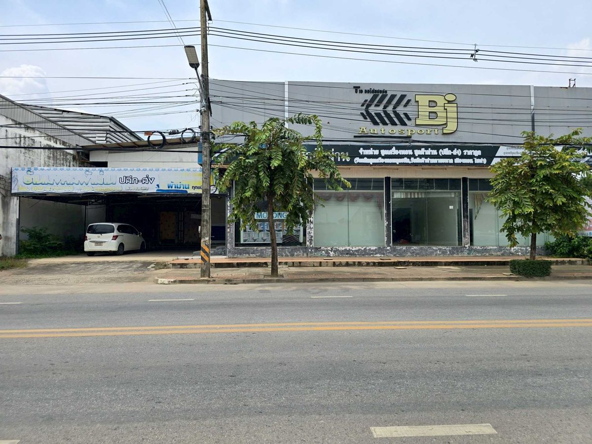 For SaleShowroomPhitsanulok : Showroom Building with Large Warehouse for Sale, 1 Rai 88.3 sq. wah, on Borom Trailokkanat 2 Road
