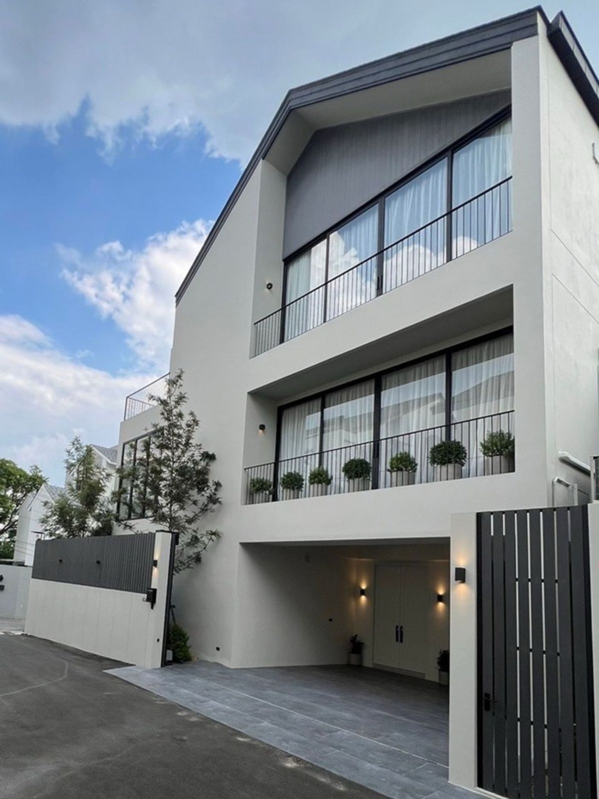 HouseOnnut, Udomsuk : 🏡 Luxury Home in Pridi with Private Pool, designed for true relaxation. Perfectly located near vibrant community hubs, with seamless connectivity to the expressway and all essential conveniences right at your doorstep.