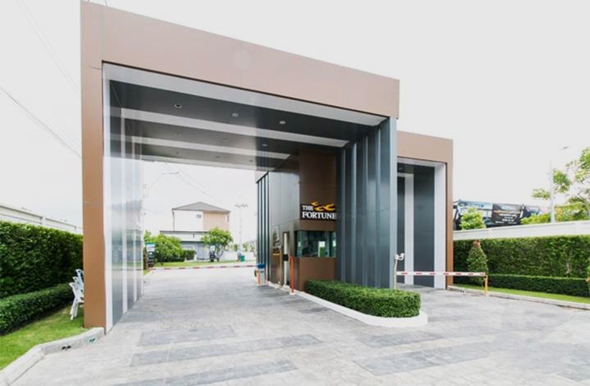 For SaleTownhomeLadkrabang, Suwannaphum Airport : 🏡 The Fortun, Suvarnabhumi ✈️ can connect to the city in the motorway at the point of the On Nut-Lat Krabang Rd. Convenient 🚆 Near the Pink Line , Airport Link Station, King Mongkuts University of Technology Ladkrabang and Suvarnabhumi Airport