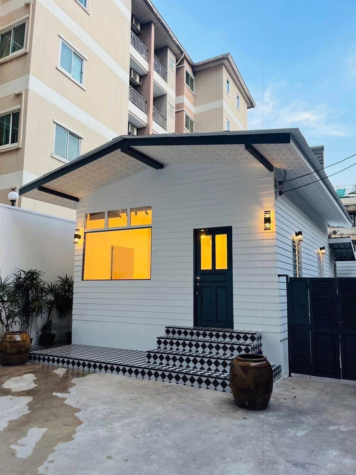 ให้เช่าบ้านสาทร นราธิวาส : ให้เช่าบ้านสร้างใหม่ ทำเลทอง ใจกลางเมือง ทำเลสาทร  เจริญราษฎร์ เหมาะทำคาเฟ่ บาร์ลับหรือโฮมออฟฟิศกลางเมือง ใกล้ BTS, ทางด่วน, เซนต์หลุยส์, วัดยานนาวา, วัดแขก