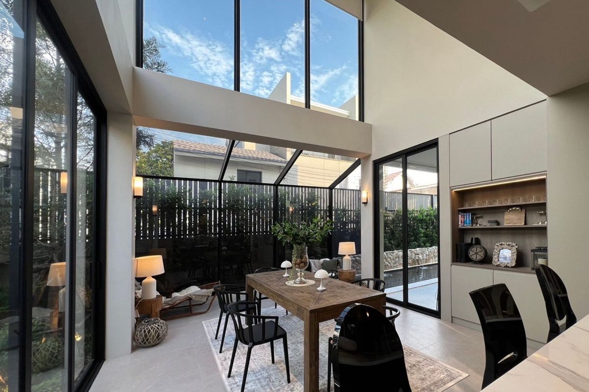 บ้านอ่อนนุช อุดมสุข : ขายพร้อมผู้เช่า 28/2/2570
บ้านหรูทำเลทองใจกลางย่านปรีดี บ้านหรูพร้อมสระว่ายน้ำส่วนตัว ออกแบบเพื่อการพักผ่อนอย่างแท้จริง โอบล้อมด้วยแหล่งชุมชนที่สะดวกสบาย ใช้ชีวิตง่ายดายด้วยการเดินทางที่เชื่อมต่อได้ทุกที่ ใกล้ทางด่วนและสิ่งอำนวยความสะดวกครบครัน