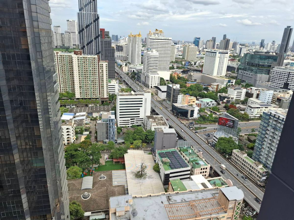 For SaleCondoRama9, Petchburi, RCA : Forward the room from the project The room that separates the livable part.