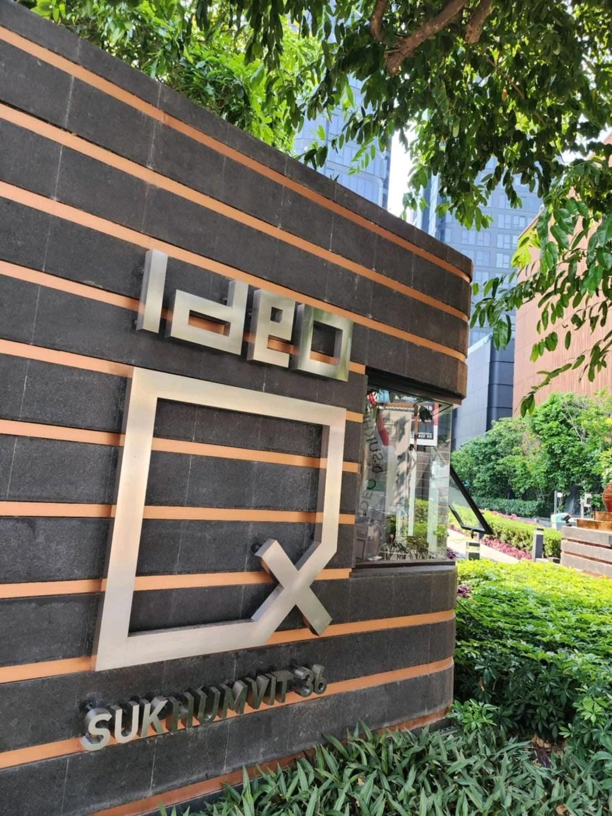 For RentCondoSukhumvit, Asoke, Thonglor : 🔥 The new room is decorated near BTS Thonglor only 500 meters.