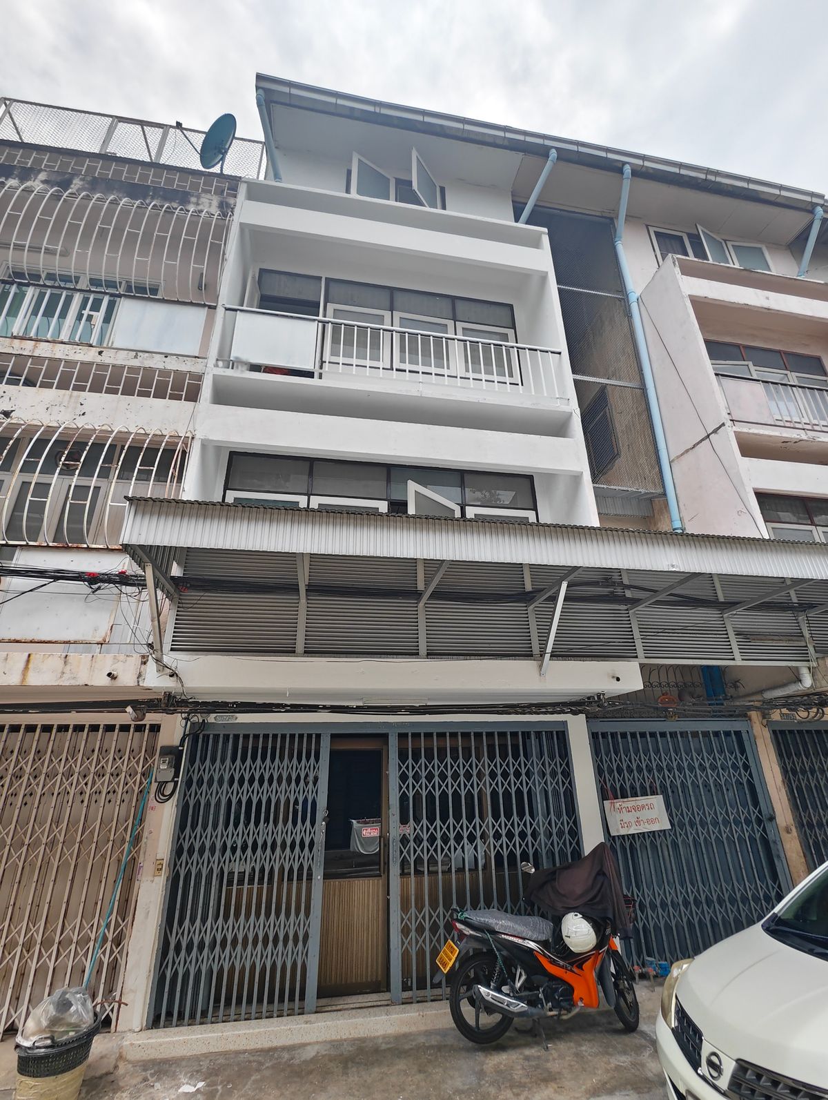 ให้เช่าอาคารพาณิชย์พระราม 3 สาธุประดิษฐ์ : White&Brown House 4 นอน 3 น้ำให้เช่า CBD ย่านสาทร ถนนนราธิวาสราชนครินทร์ ถนนสาธุประดิษฐ์ BTS ช่องนนทรี 