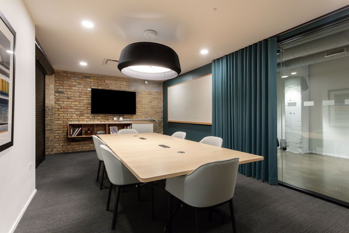 ให้เช่าสำนักงานราชเทวี พญาไท : สำนักงานเปิดแบบออกแบบสวยงามสำหรับ 10 คนใน Spaces Suthi Building
