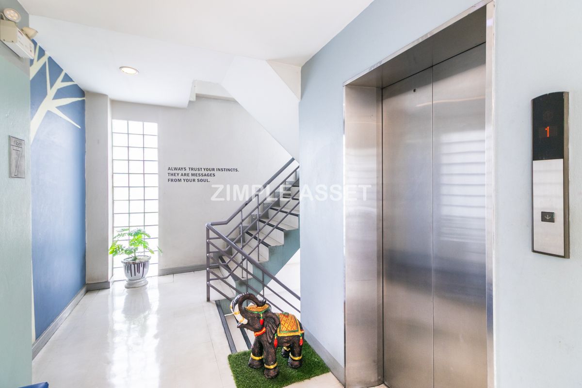 For RentSathorn, Narathiwat : Line ID: @zimple_asset Apartment on North Sathorn Road, Fully Furnished, ICONSIAM View, Quiet & Secure, near BTS Saphan Taksin, Short-term Lease Available.