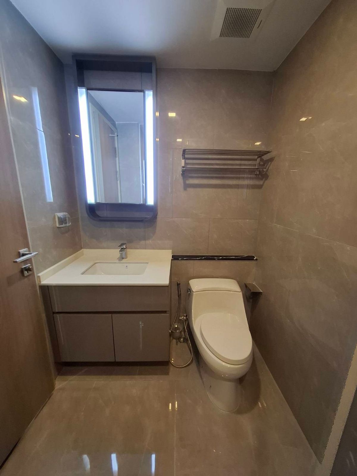 ขายคอนโดพระราม 9 เพชรบุรีตัดใหม่ RCA : ส่งต่อห้องจากโครงการ ห้องสตูที่กั้นส่วนแบบน่าอยู่