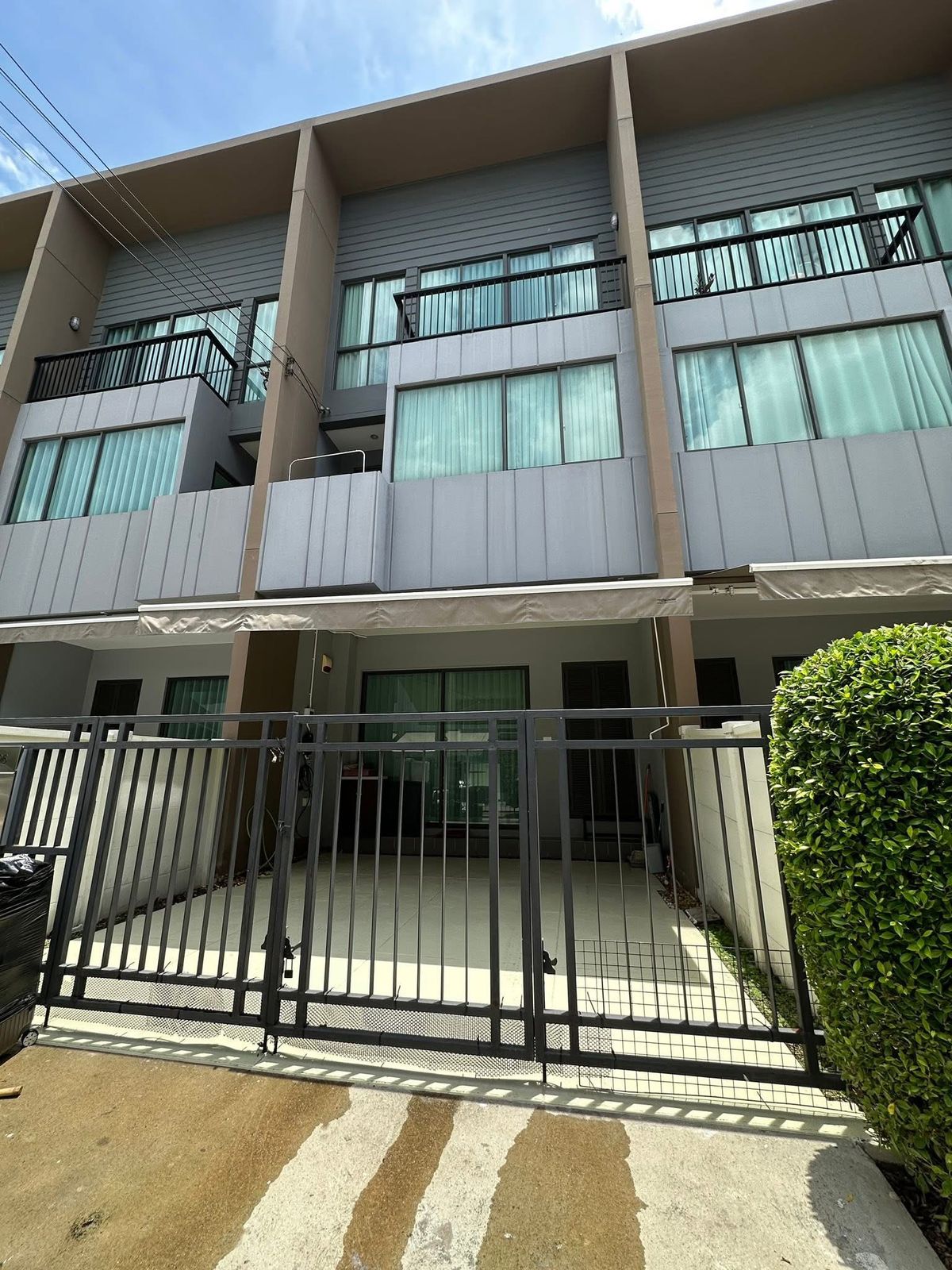 For RentTownhomeNawamin, Ramindra : Rent a townhome Baan Klang Mueang Watcharapol, Sukhaphiban 5 Near Plearnari Mall and Avenue