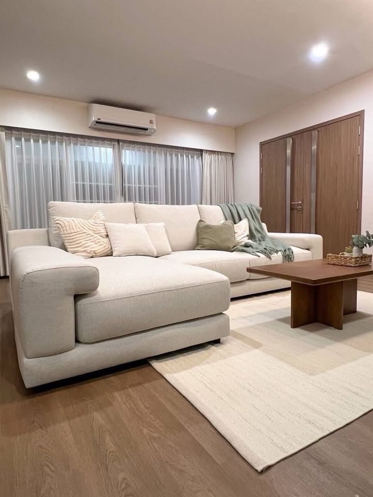 For RentHouseSamut Prakan,Samrong : Detached house for rent - Ladawan Srinakarin Village, Soi Sri Dan 14✨ Big house, beautiful, new renovated Ready to stay immediately. ✨ Potential location near the Yellow Line "Sri Dan Station" (only in front of the village)