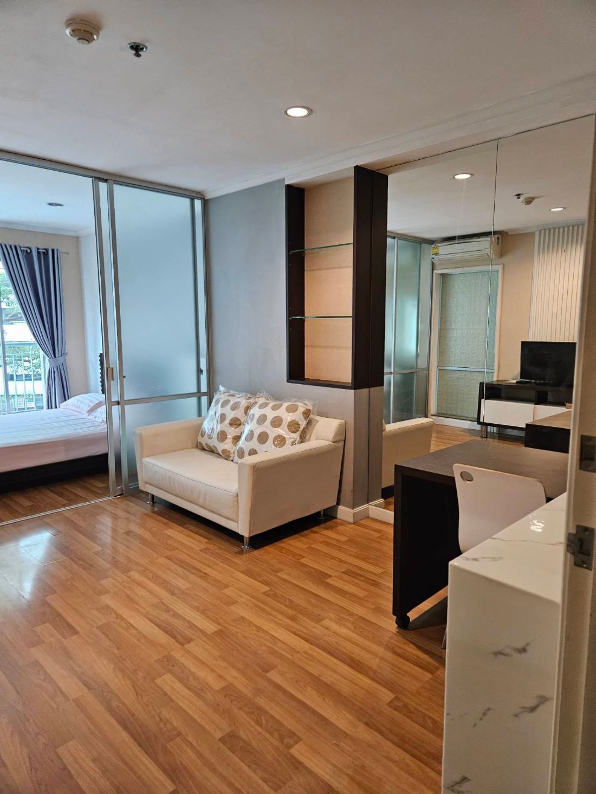 For RentCondoRatchadapisek, Huaikwang, Suttisan : Renting Lumpini Place Ram Inthra - Laksi is fully decorated.