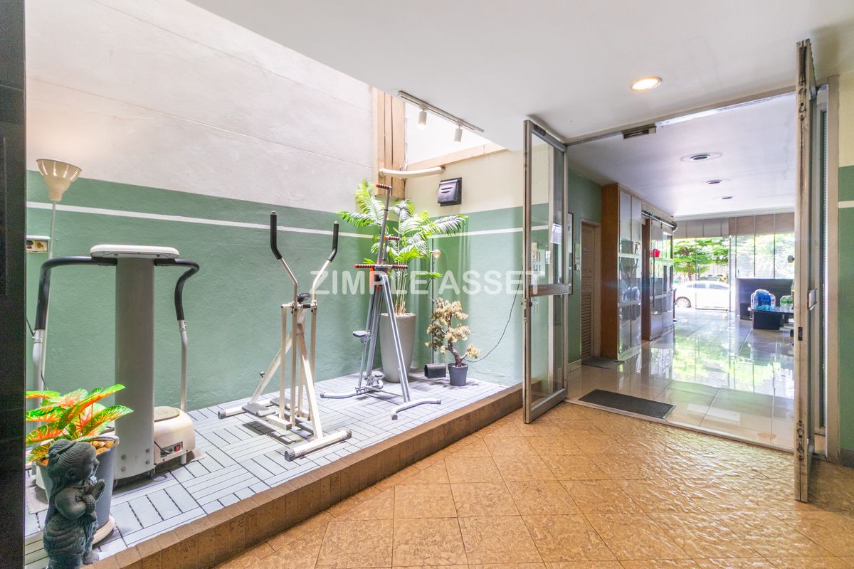 For RentSathorn, Narathiwat : Line ID: @zimple_asset Apartment on North Sathorn Road, Fully Furnished, ICONSIAM View, Quiet & Secure, near BTS Saphan Taksin, Short-term Lease Available.