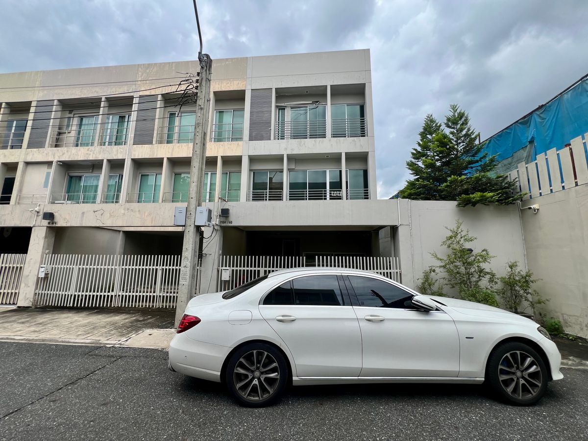 ขายทาวน์โฮมพัฒนาการ ศรีนครินทร์ : 🏡 ขายทาวน์โฮม 3 ชั้น (หลังมุม) Noble Cube พัฒนาการ | รีโนเวทใหม่ วัสดุพรีเมียม  ✨ ทาวน์โฮมหรู ต้นโครงการ หลังมุม บรรยากาศเป็นส่วนตัว ตกแต่ง Built-in พร้อมรีโนเวทใหม่ทั้งหลังด้วยวัสดุคุณภาพพรีเมียม 