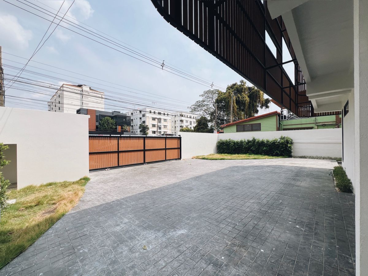 For SaleHome OfficeLadprao101, Happy Land, The Mall Bang Kapi : 🌿 Home Office with Private Garden, 3 Bedrooms, 5 Parking Spaces, Fully Renovated, Near BTS Ladprao, Convenient Location