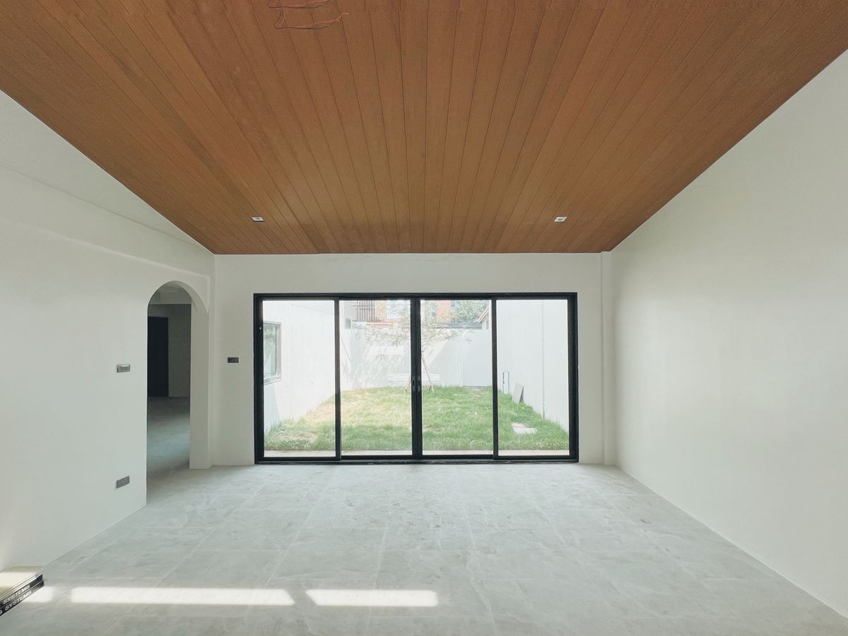 For SaleHome OfficeLadprao101, Happy Land, The Mall Bang Kapi : 🌿 Home Office with Private Garden, 3 Bedrooms, 5 Parking Spaces, Fully Renovated, Near BTS Ladprao, Convenient Location