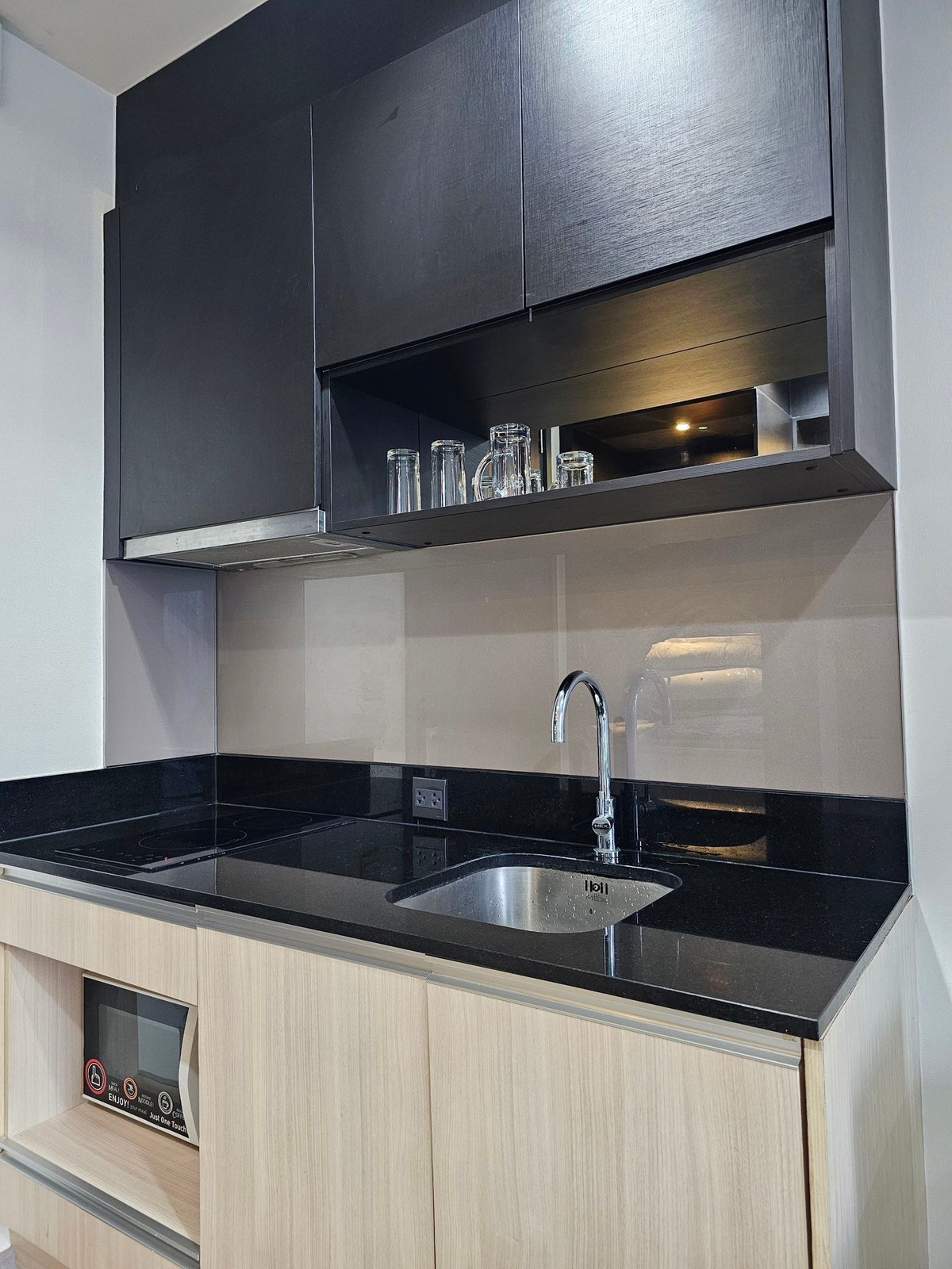 For RentCondoSukhumvit, Asoke, Thonglor : (For rent) 🟢Condo Edge Sukhumvit 23 I 1-BR, fully furnished + electrical appliances ㅡ near 🚆BTS Asoke / MRT Sukhumvit