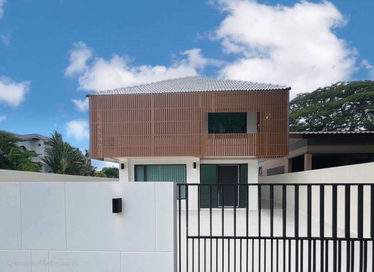 For SaleHousePattanakan, Srinakarin : 📢👇 Single House, Newly Renovated and Decorated, Prime Location, Easy Access in the Heart of Phatthanakan
Strong structure, peaceful atmosphere, perfect for living or renovating for investment.